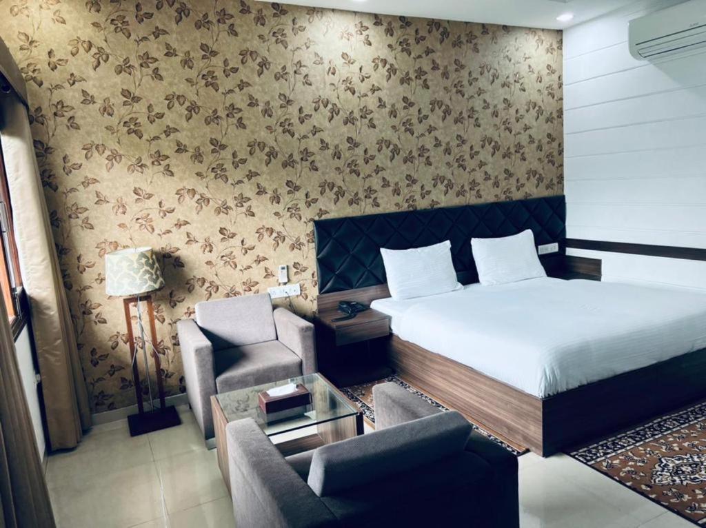 Hotel Whistling Greens Moga エクステリア 写真
